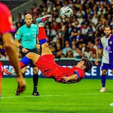 João Neves en état de grâce, le PSG surclasse Toulouse dans un match fou 