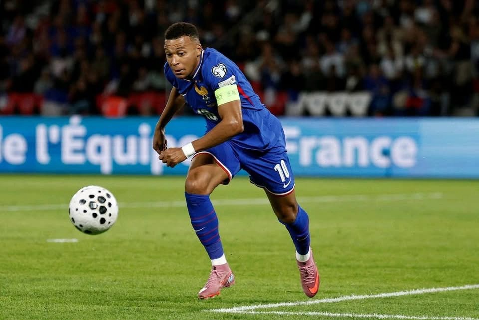 Football Equipe de France : Kylian Mbappé brille, la France prend les commandes du groupe D