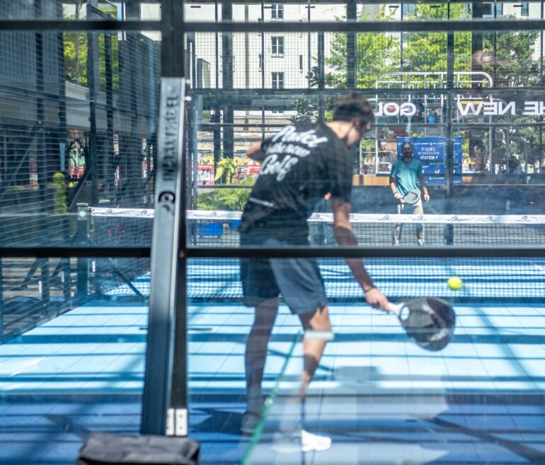 Padel, smashs, pitchs et mojitos : quand le business passe au filet