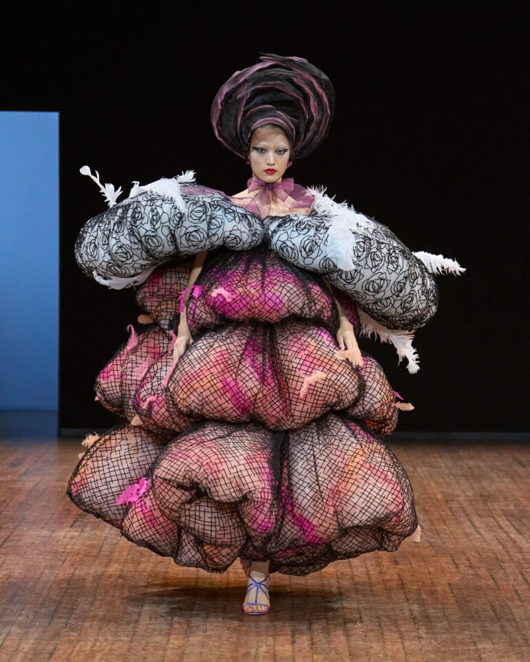 MODE Fashion Week haute couture  Viktor & Rolf :  Les fausses plumes et le vrai souffle